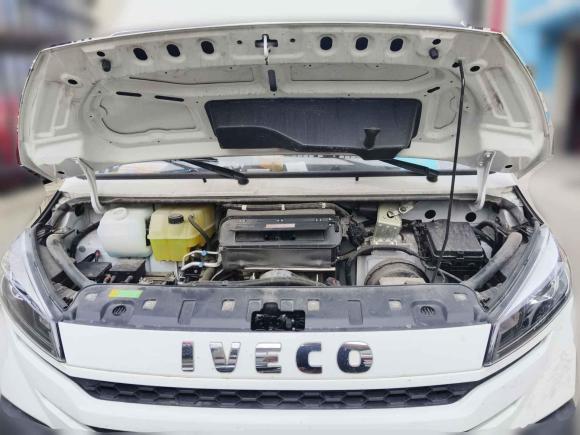 [无锡·苏J] 二手依维柯依维柯得意2023款 2.5T V40厢式运输车长轴中顶双胎侧拉门2-3座