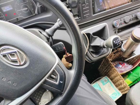 [杭州·浙A] 二手上汽大通MAXUS新途V802023款 2.0T 手动经典傲运通长轴中顶6/7/8/9座