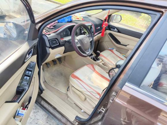 [上海·皖A] 二手宝骏宝骏7302015款 1.8L 手动舒适ESP版 7座