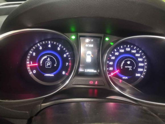 [西安·陕A] 二手现代胜达2015款 2.4L 自动两驱舒适型 5座