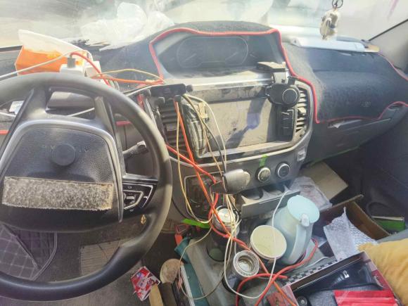 [济南·鲁A] 二手上汽大通MAXUS新途V802020款 2.5T AMT经典城配王短轴超低顶2/3座