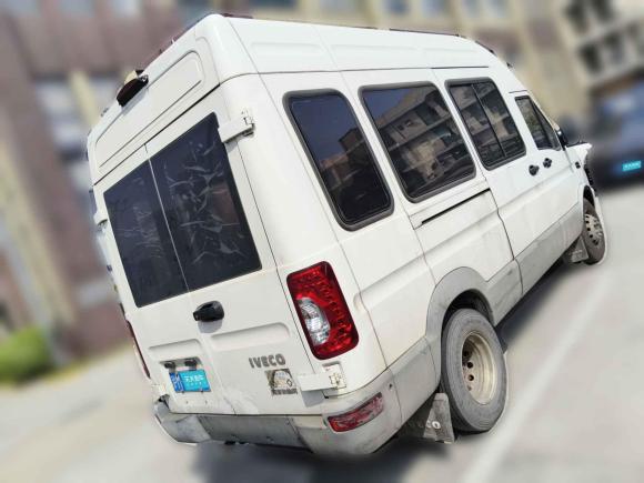 [上海·沪M] 二手依维柯依维柯褒迪2017款 2.5T尊享A37客车高顶6-7座47Z5