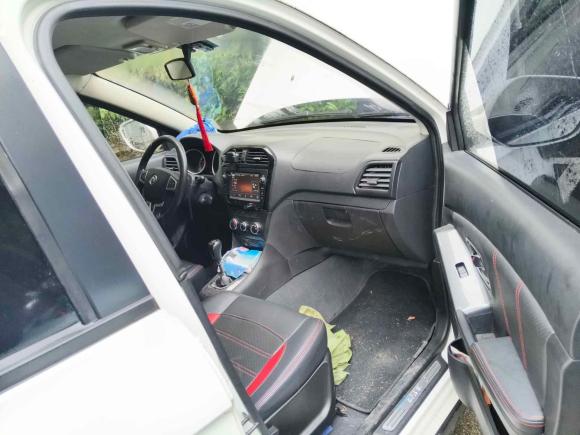 [宁波·浙B] 二手新龙马汽车启腾V602017款 1.5L 豪华型