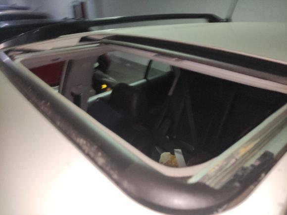 [上海·粤B] 二手比亚迪比亚迪S62014款 2.4L 自动尊贵型 5座