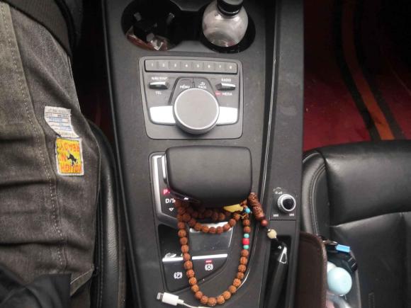 [西安·陕A] 二手奥迪奥迪A4L2018款 30周年年型 40 TFSI 时尚型