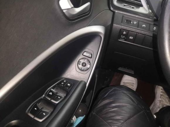 [西安·陕A] 二手现代胜达2015款 2.4L 自动两驱舒适型 5座