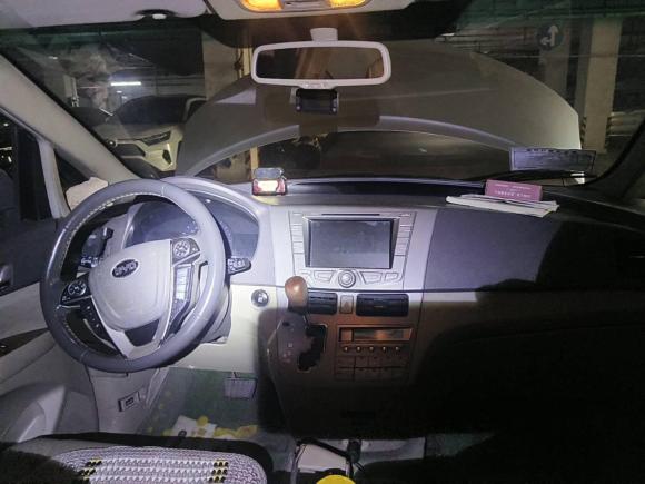 [青岛·鲁U] 二手比亚迪比亚迪M62015款 2.4L 自动豪华型