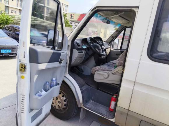 [上海·沪M] 二手依维柯依维柯褒迪2017款 2.5T尊享A37客车高顶6-7座47Z5