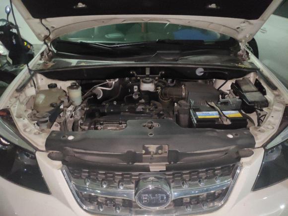 [上海·粤B] 二手比亚迪比亚迪S62014款 2.4L 自动尊贵型 5座